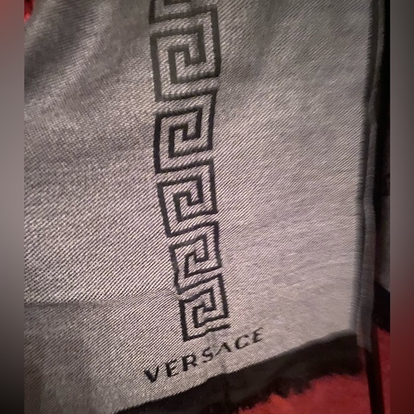 Versace Medusa Unisex Scarf NWT super soft and elegant - Picture 4 of 10